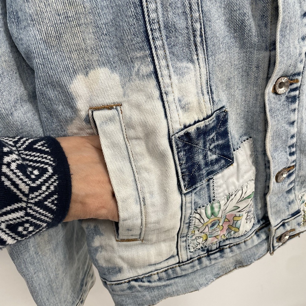 Akoo Oversized Distressed Denim Jacket Men's Size‎ M Floral Patches Metal Studs - Picture 5 of 16